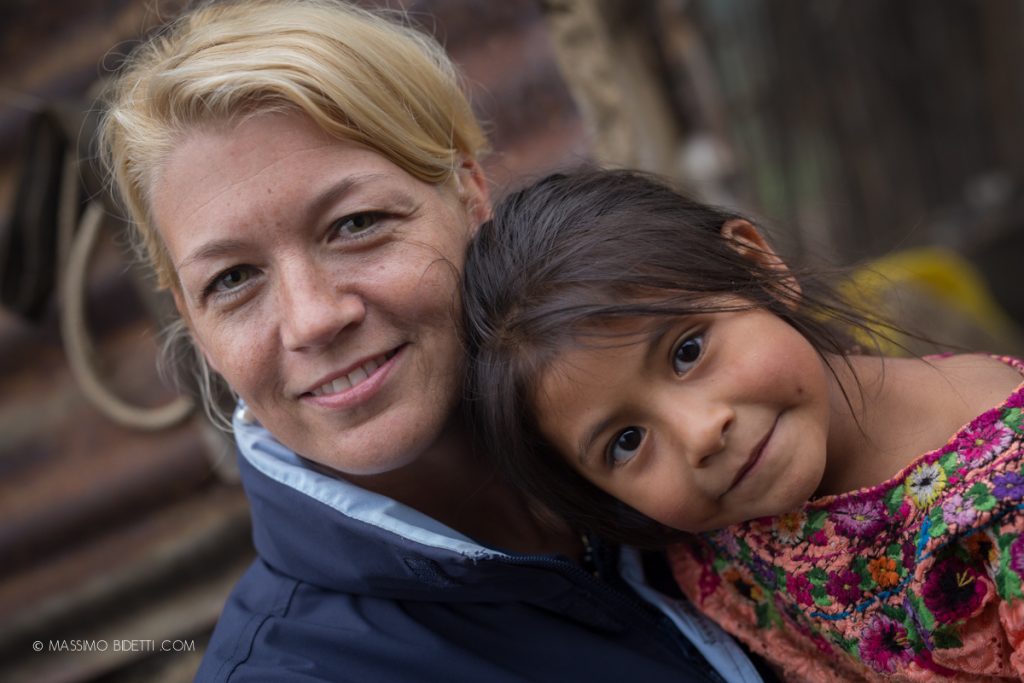 Sandra Pruckmayr con nina