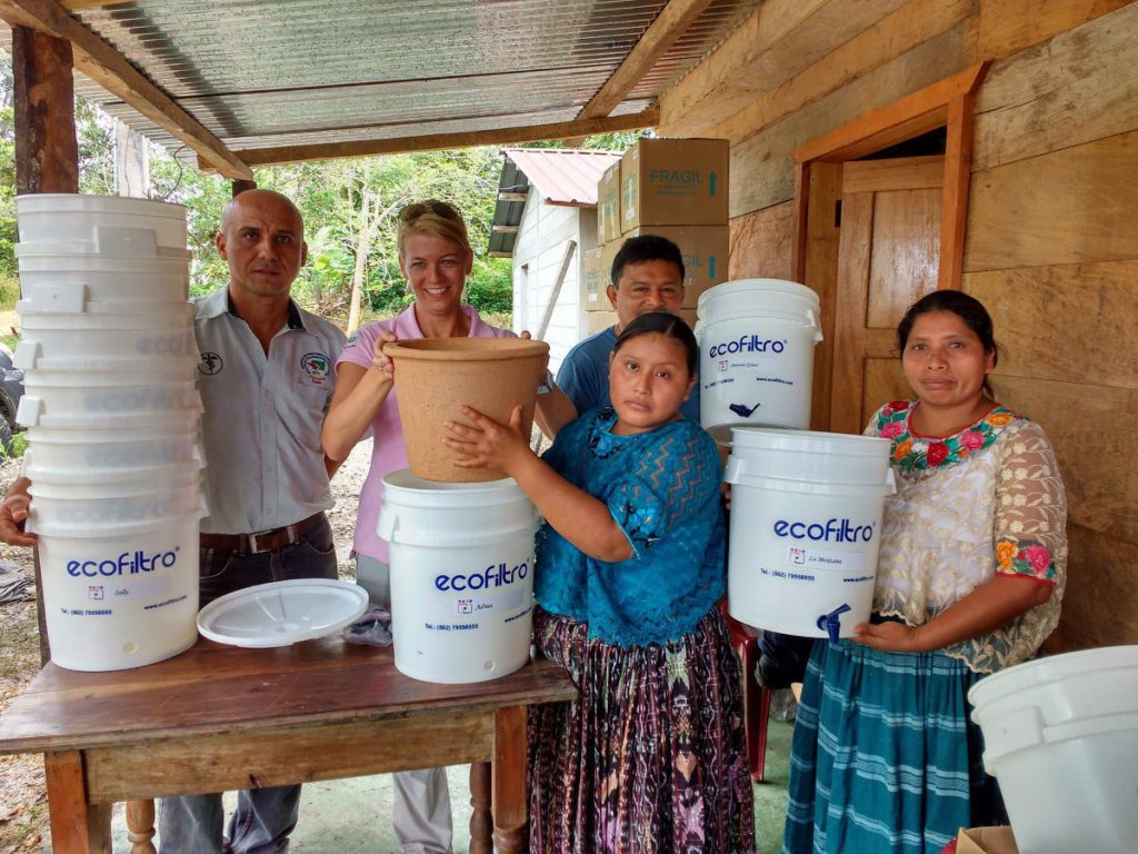 grupo de personas con filtros de agua