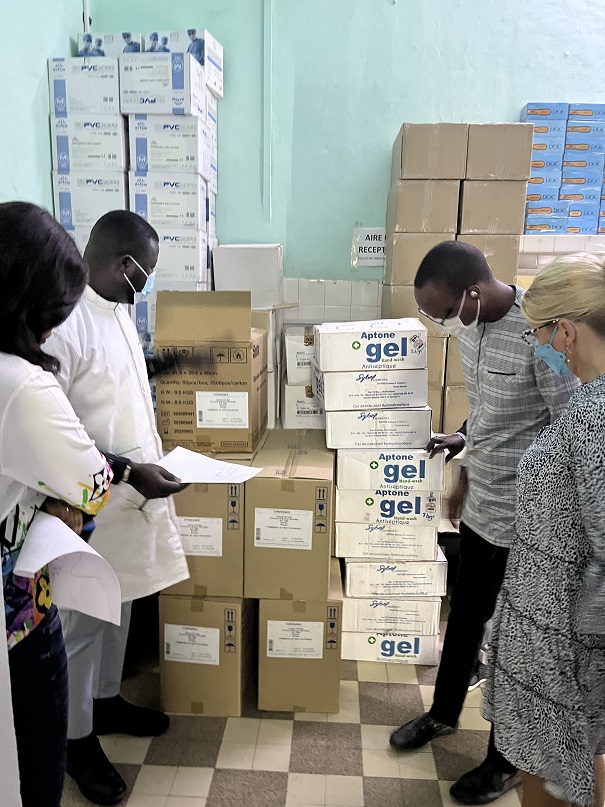 4 personas con material para el Covid