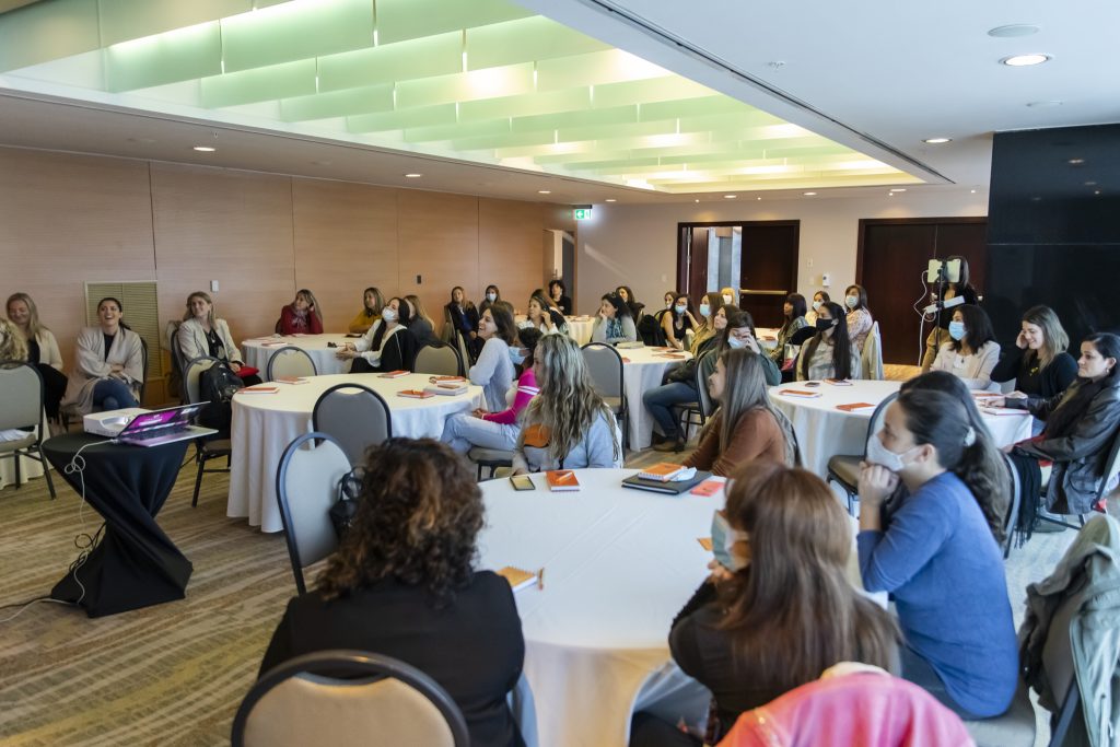 Mujeres en una sala de formación