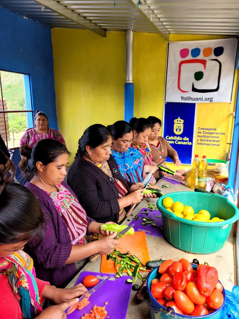Frauen kochen in Guatemala