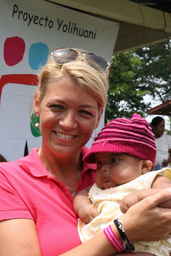 Presidenta con un bebe en Guatemala