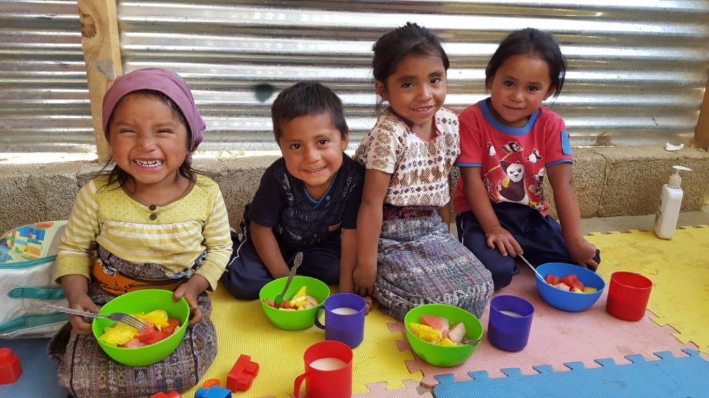 4 Kinder mit Obstschüsseln in Guatemala