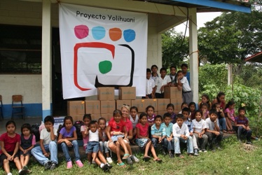 eine Frau mit einer Gruppe Kindern in Guatemala
