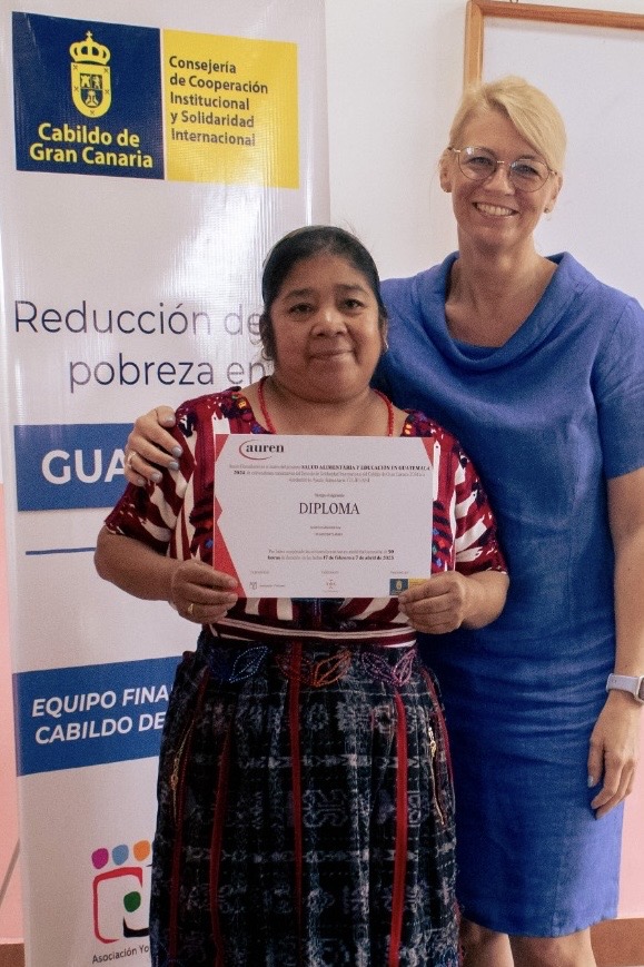 Presidenta con una mujer en Guatemala